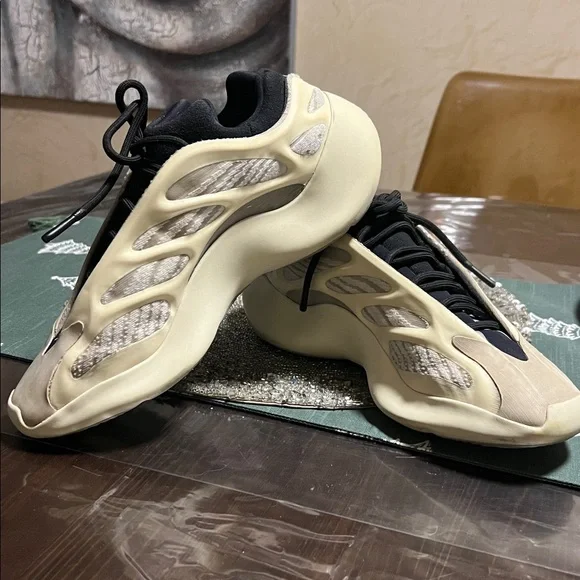 Adidas YEEZY 700 V3 Azael Black Mens Size 8 /Womens size 9 FW4980 - Picture 3 of 16